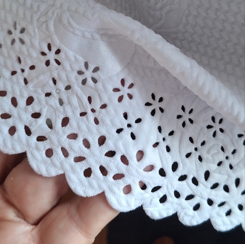 Chances R white PL Eyelet top - Picture 8 of 12